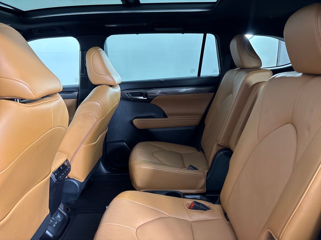 2025 Toyota Highlander Hybrid Platinum