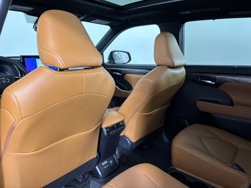 2025 Toyota Highlander Hybrid Platinum