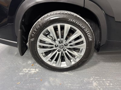 2025 Toyota Highlander Hybrid Platinum