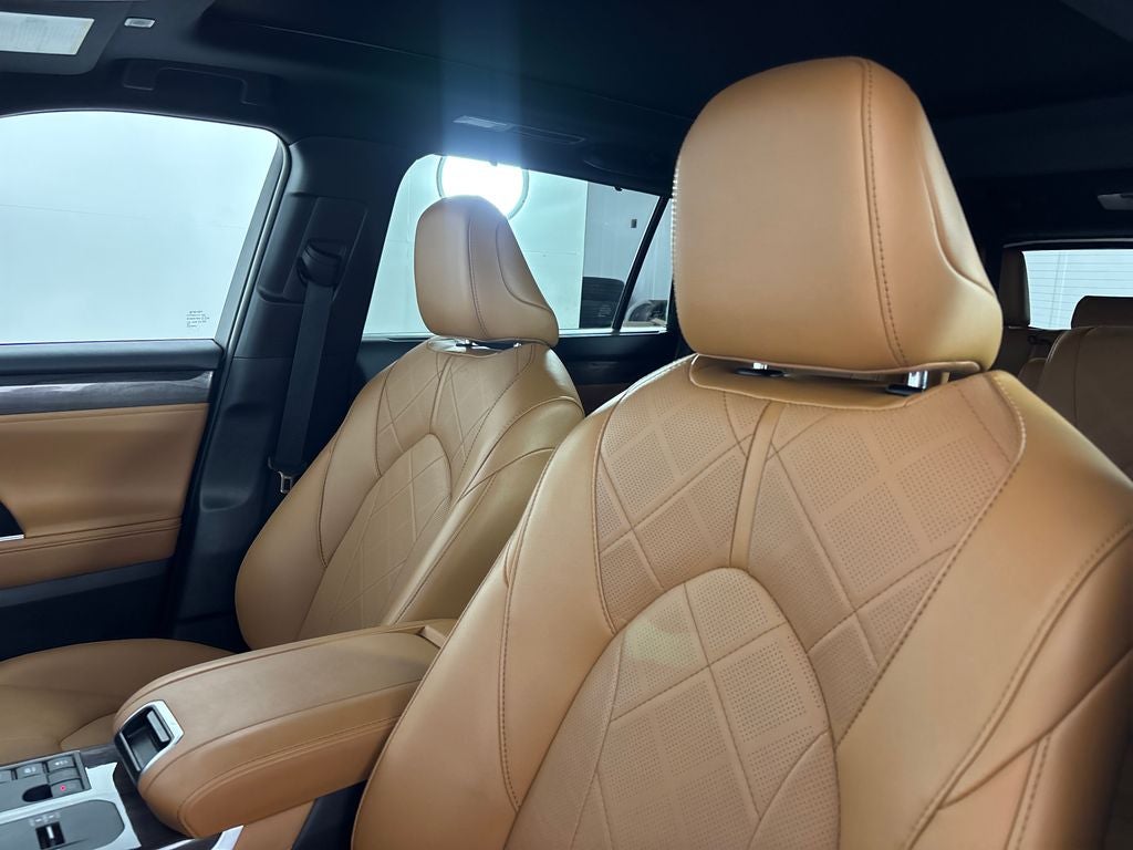 2025 Toyota Highlander Hybrid Platinum