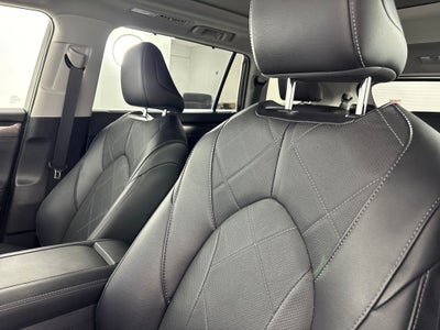 2023 Toyota Highlander Hybrid Platinum