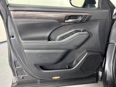 2023 Toyota Highlander Hybrid Platinum