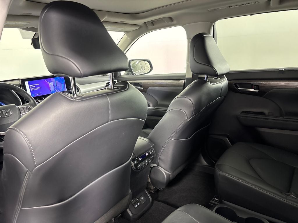 2023 Toyota Highlander Hybrid Platinum