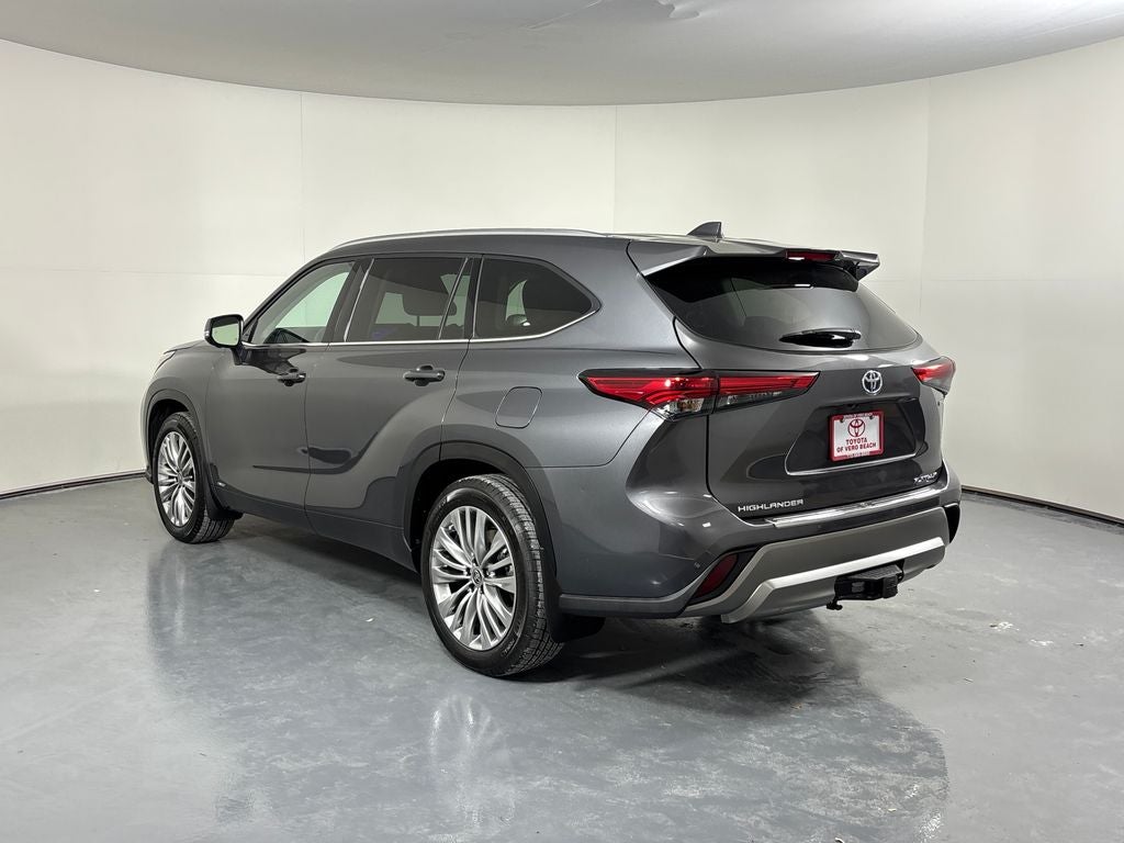2023 Toyota Highlander Hybrid Platinum