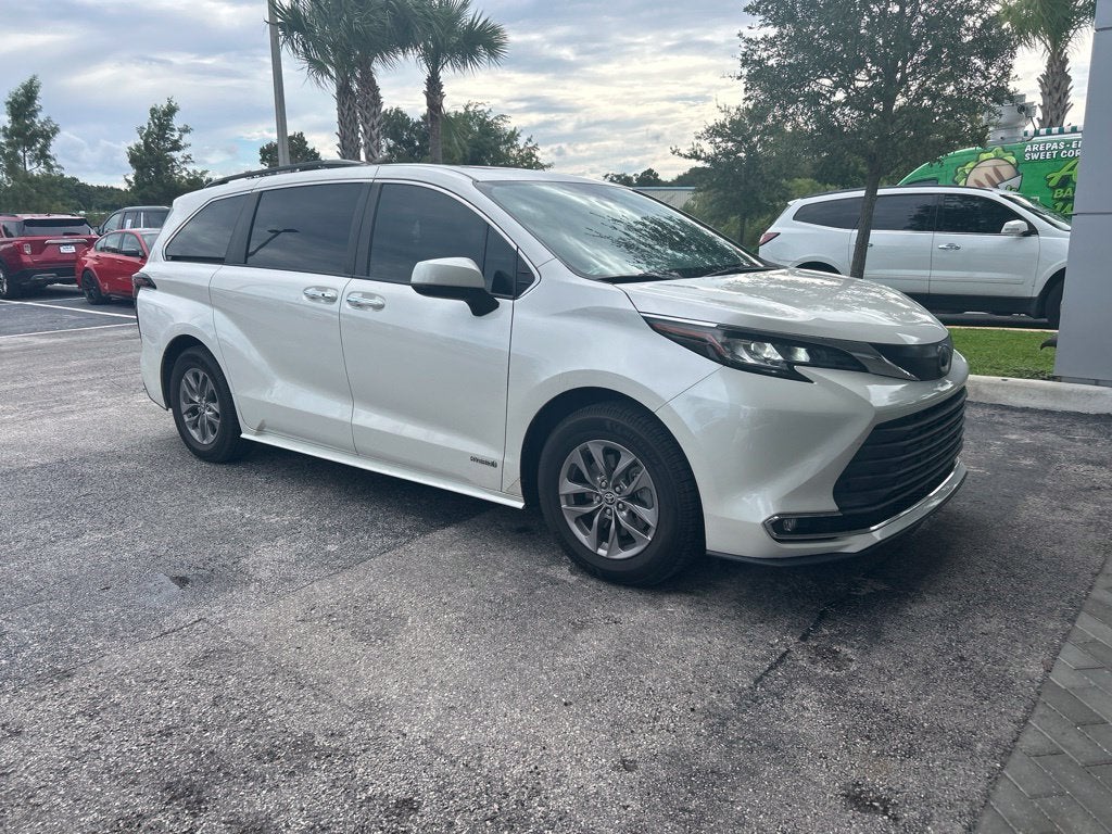 2021 Toyota Sienna XLE 8 Passenger