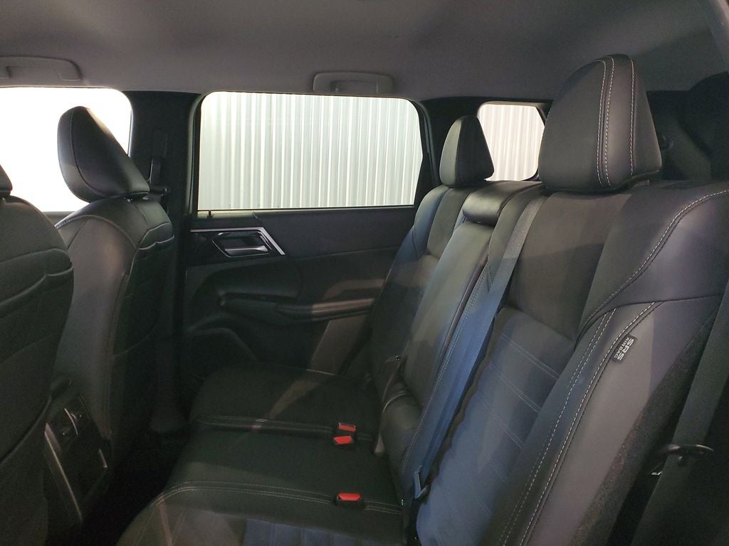 2023 Mitsubishi Outlander Base