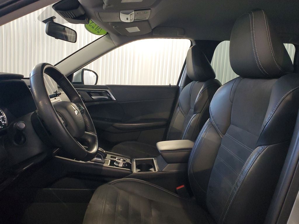 2023 Mitsubishi Outlander Base