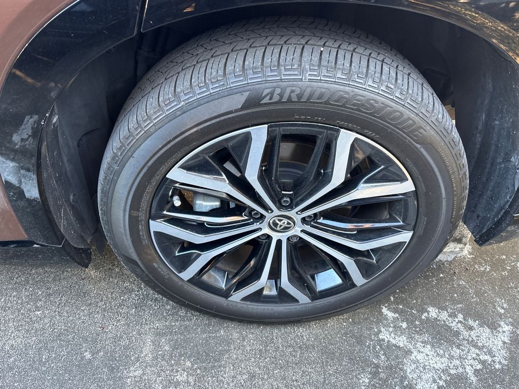 2025 Toyota Crown Signia XLE